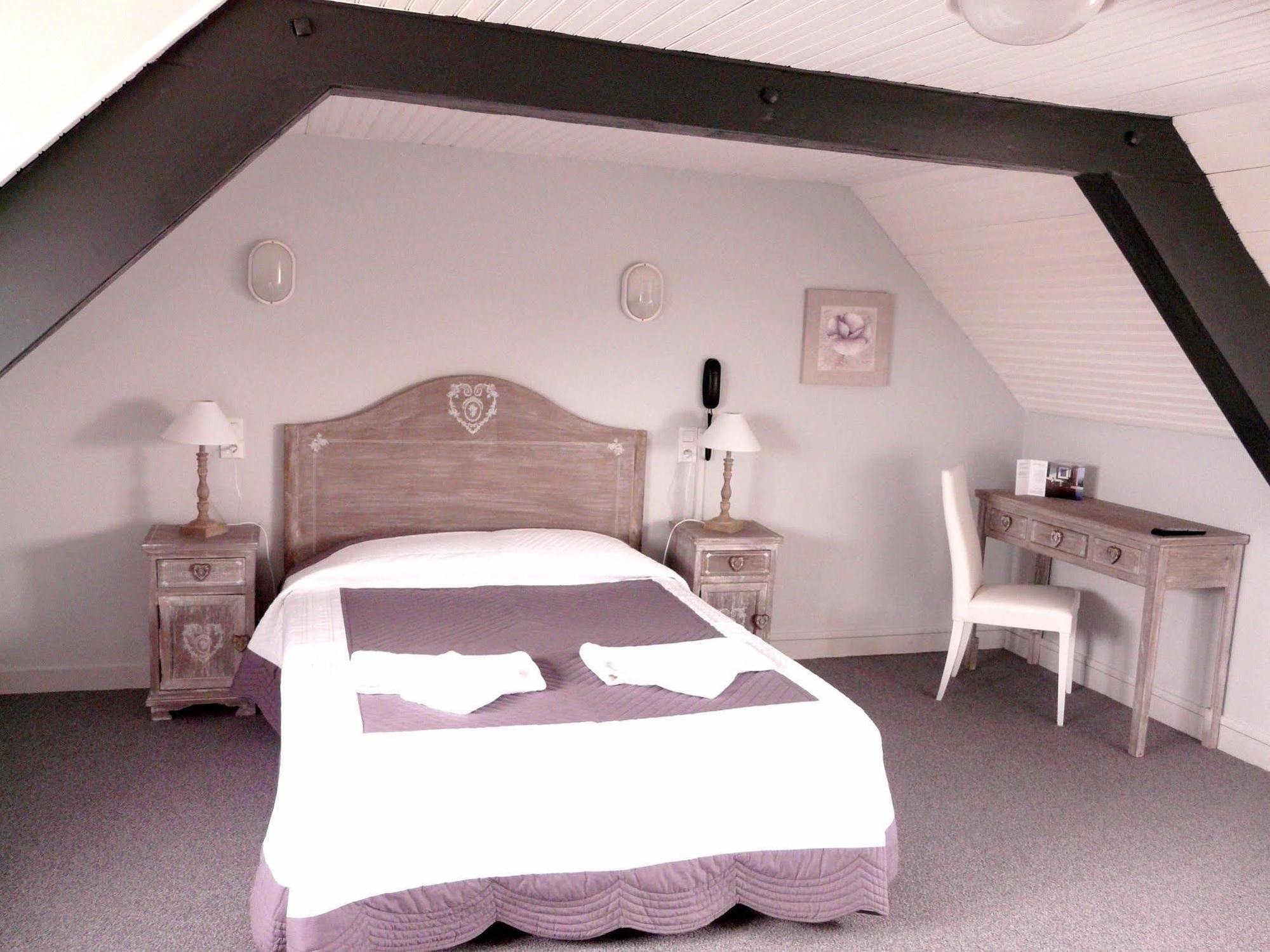 Logis Le Bretagne Hotel